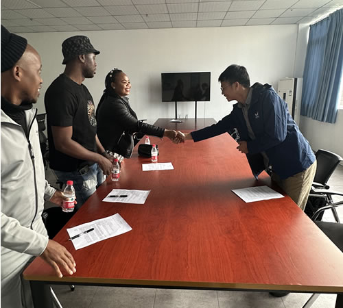 綿陽非洲留學(xué)生團(tuán)參訪我司工廠，共促中外國際交流與商務(wù)合作新篇章！